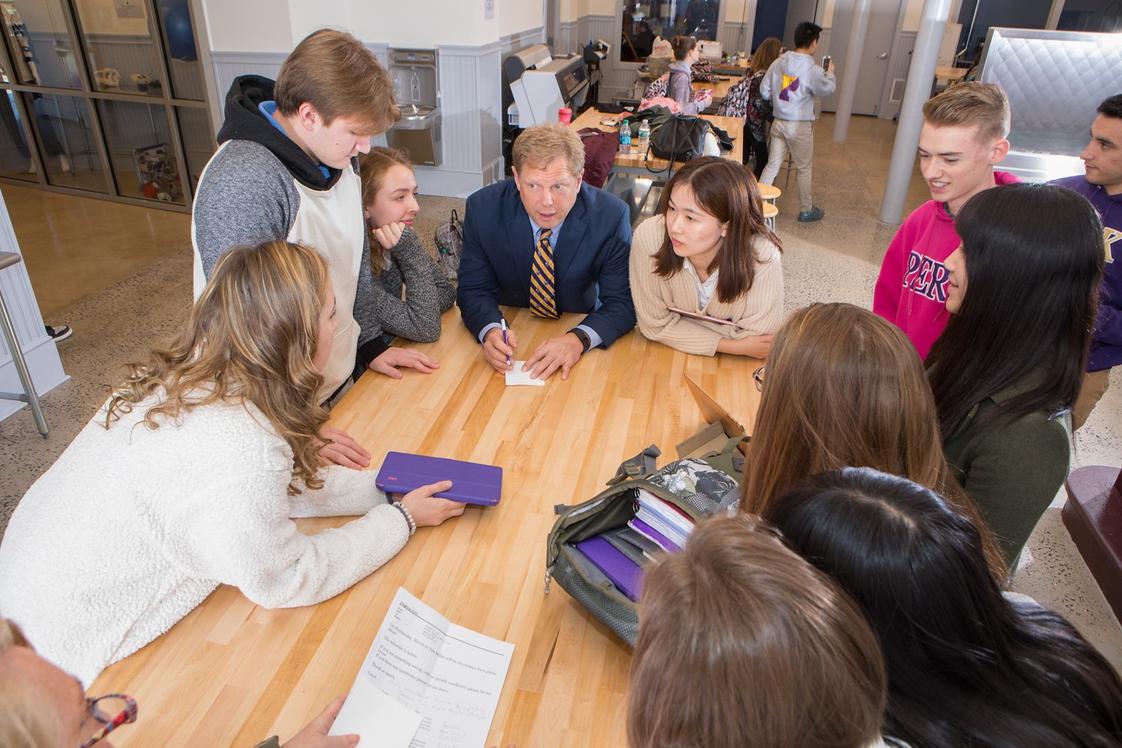 Professor da Perkiomen School em conversa com grupo de estudantes