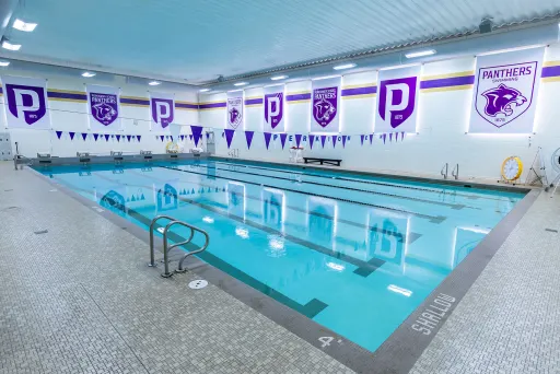 Piscina coberta da Perkiomen School com faixas dos Panthers