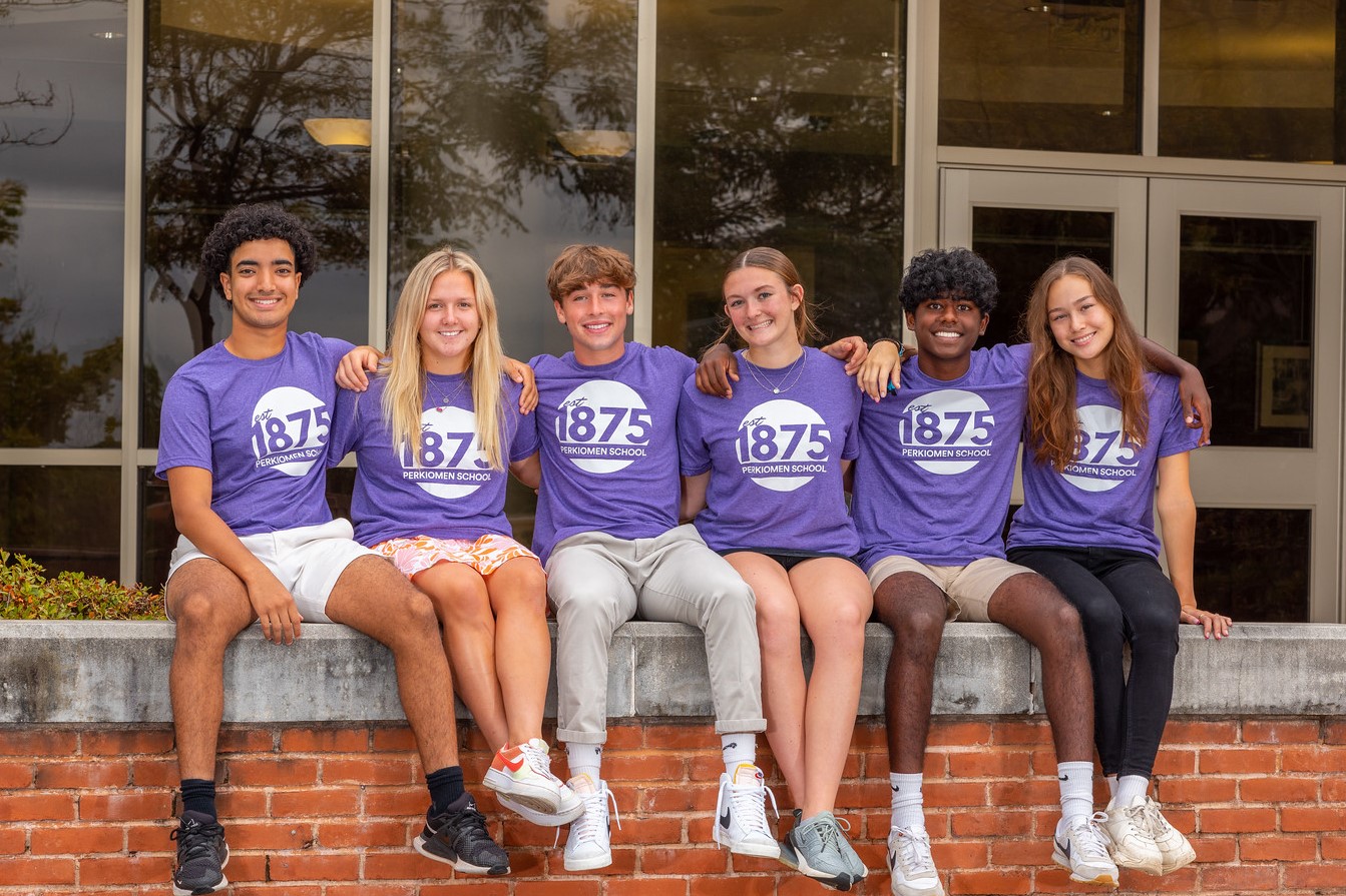 Estudantes da Perkiomen School reunidos em frente ao campus