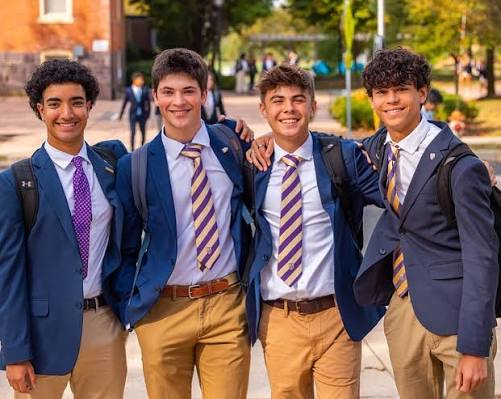 Estudantes da Perkiomen School uniformizados no campus