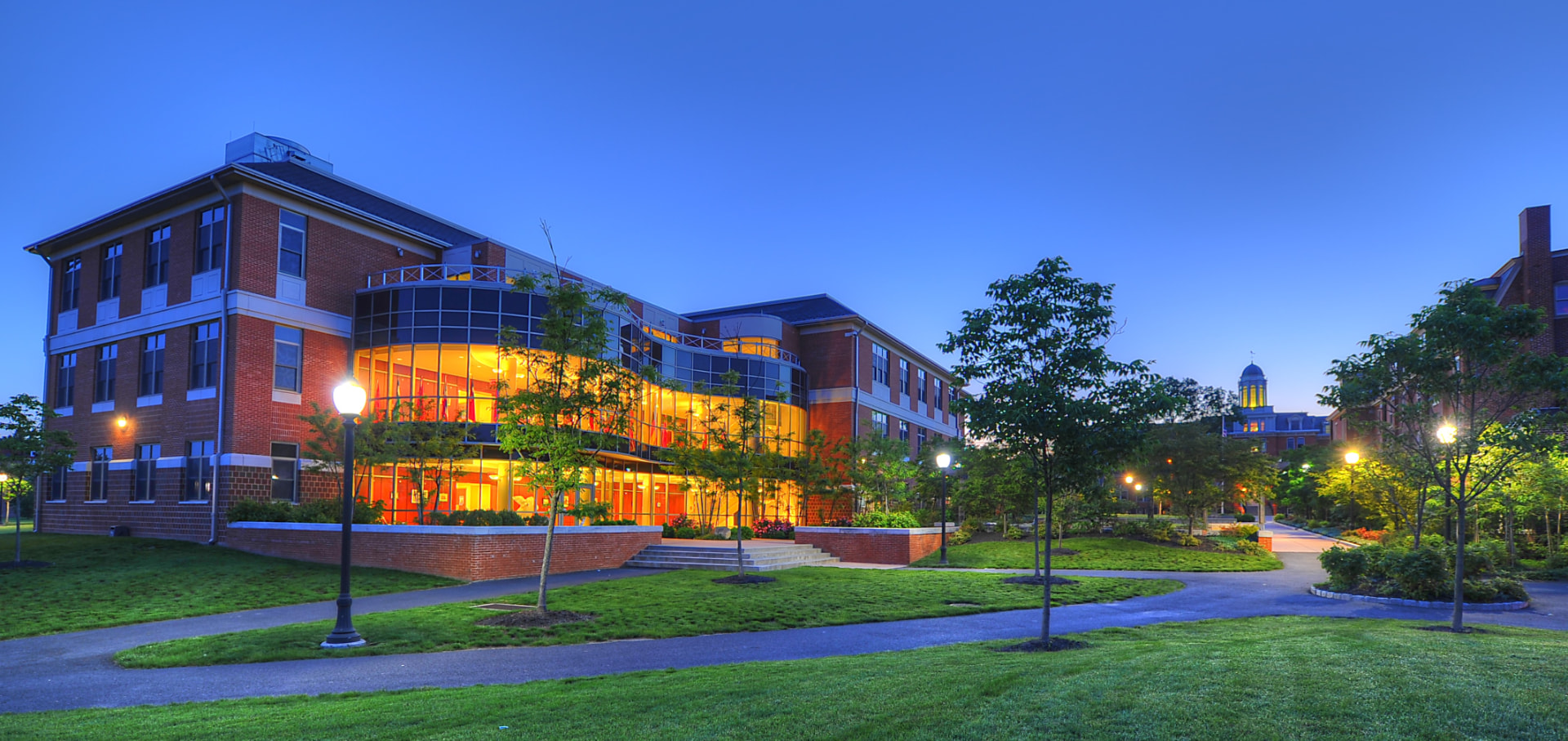 Campus da Perkiomen School em Pennsburg, Pensilvânia, ao anoitecer