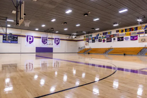 Ginásio Hollenbach Athletic Center da Perkiomen School com bandeiras roxas dos Panthers